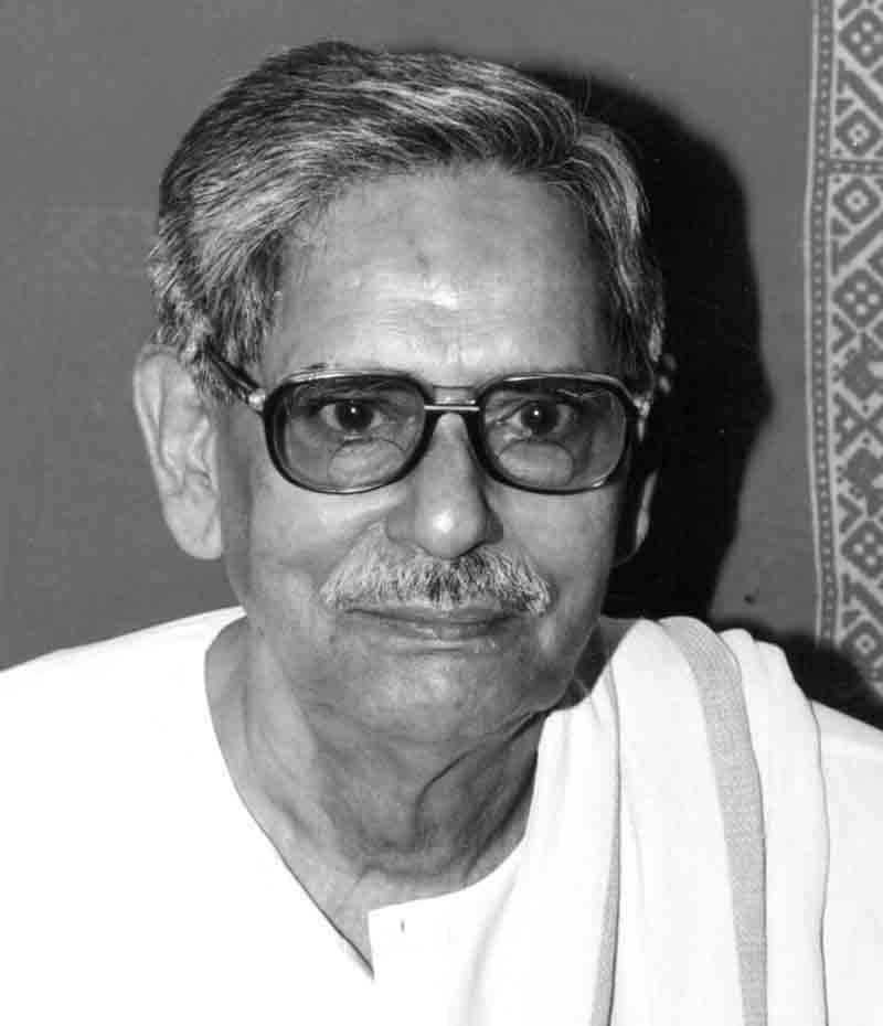 চশমা ও সাদা জামা পরা বিনয়কৃষ্ণ কোঙার