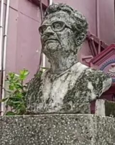 চশমা পরা দাশরথি তা-র স্মারক আবক্ষ মূর্তি